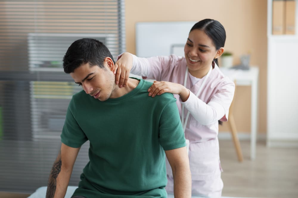 Chiropractor helps relief shoulder pain